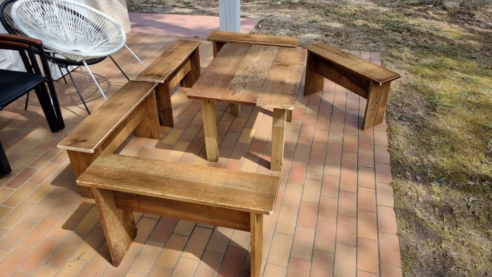 Ensemble bancs et table en planches et lambourdes