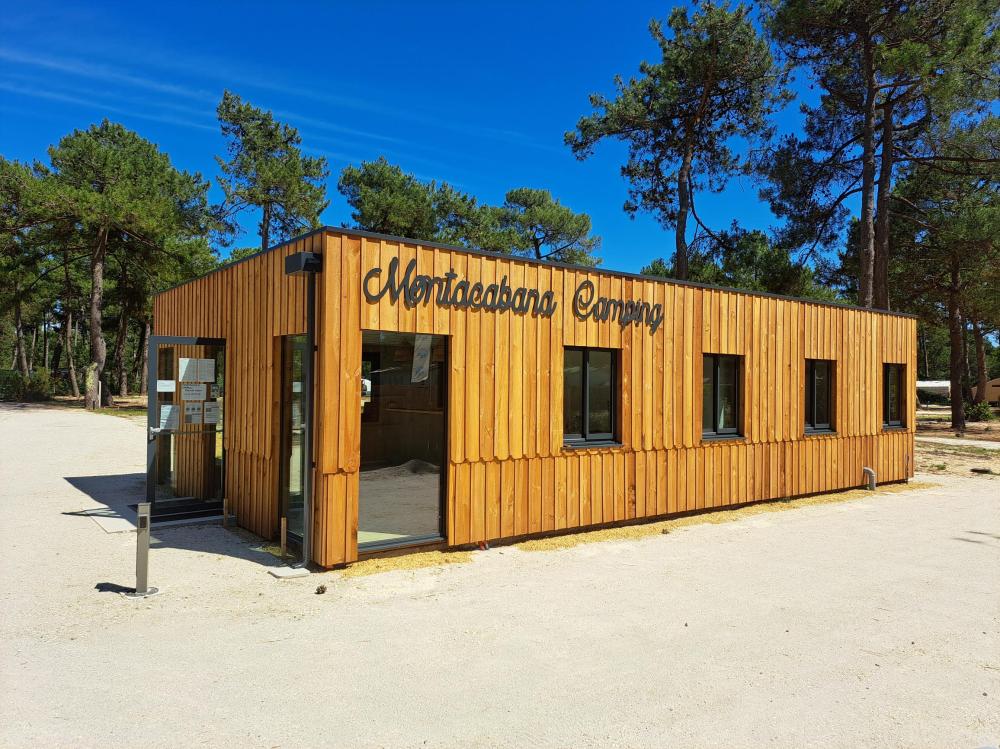 Accueil du Montacabana Camping à Montalivet en voliges et couvre-joints marrons par Dagens Charpente