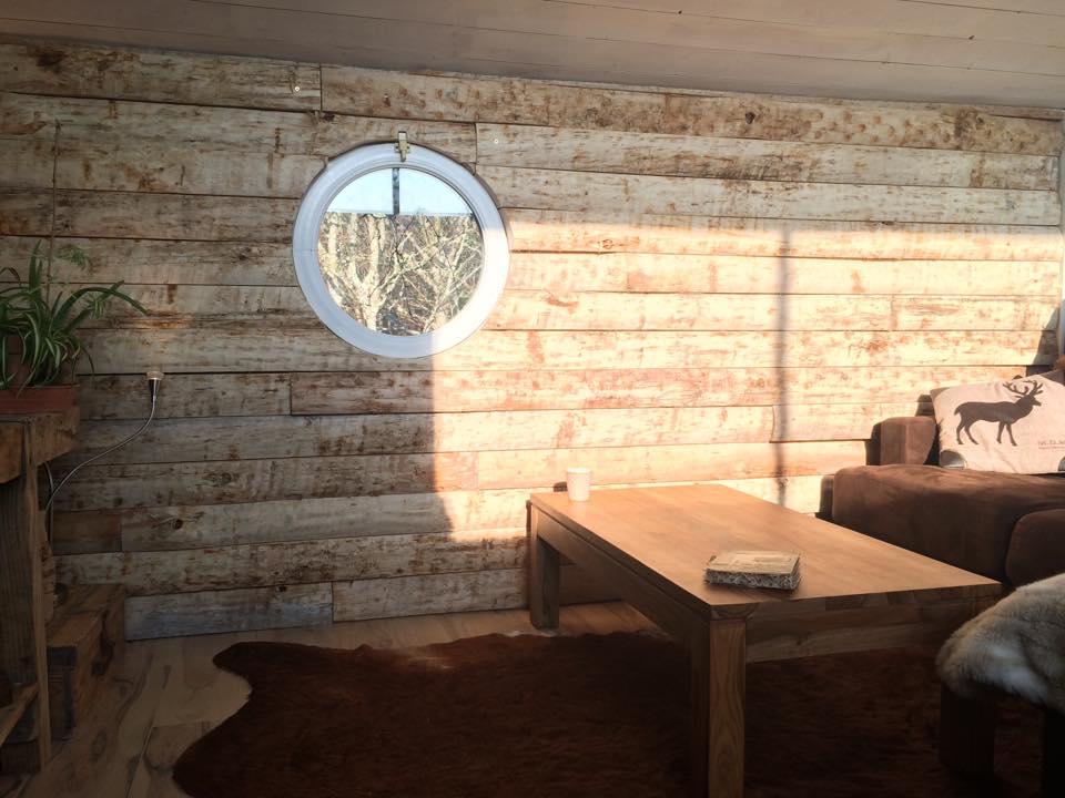 Bardage intérieur d'un chalet en croutes non traitées
