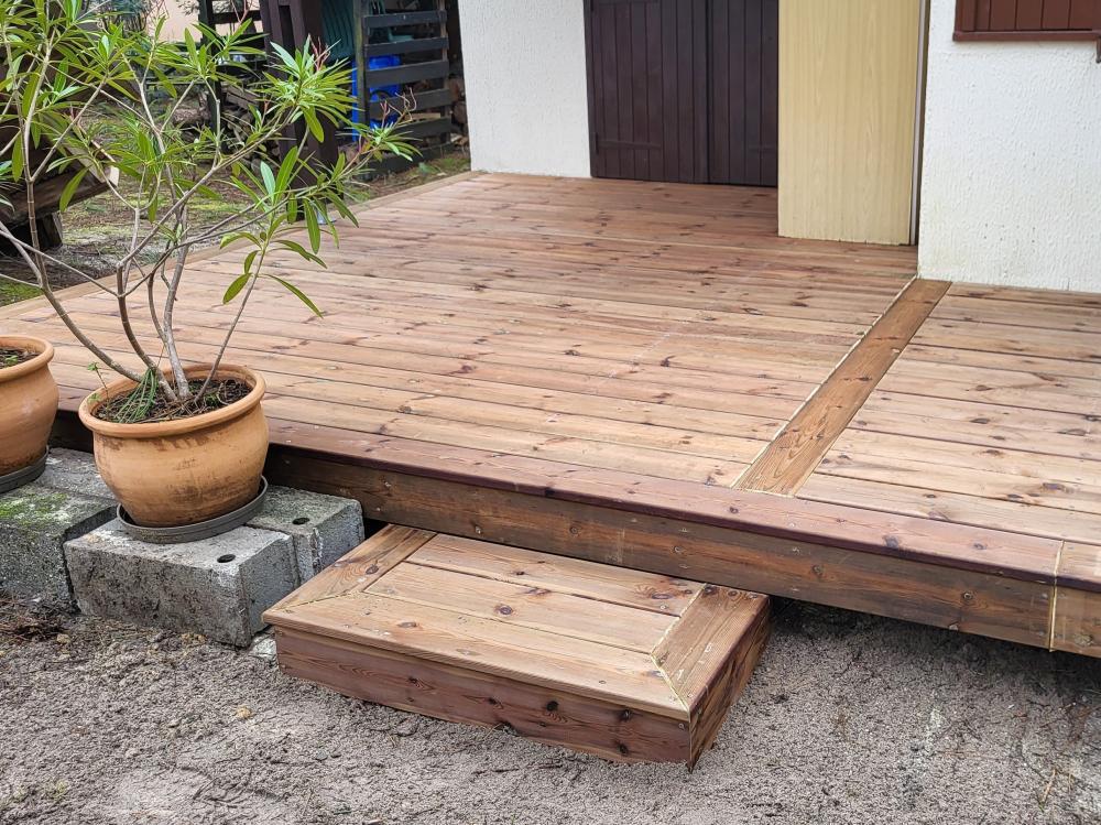 Terrasse avec petite marche