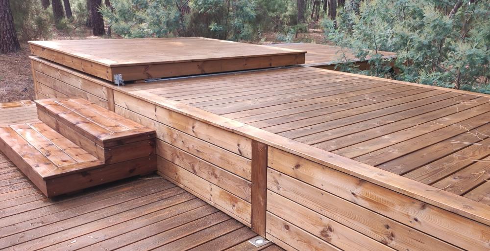 Jacuzzi avec plate-forme coulissante