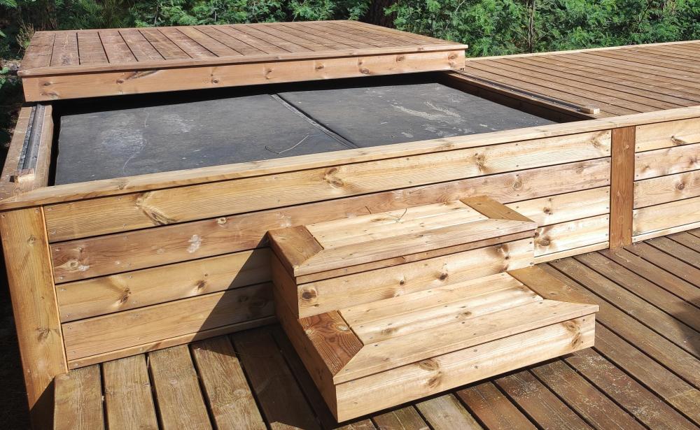 Jacuzzi avec plate-forme coulissante-ouvert