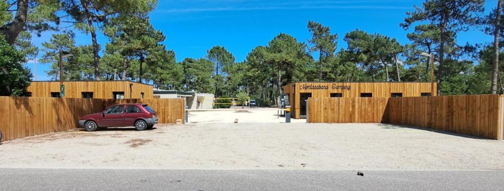 Clôture du Montacabana Camping à Montalivet en voliges marrons par Dagens Charpente