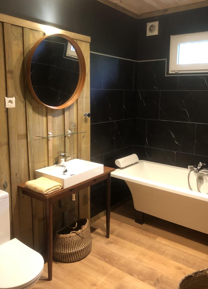 Bardage salle de bain en voliges et couvre-joints vert