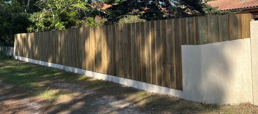 Clôture en volige et couvre-joint vert à Montalivet