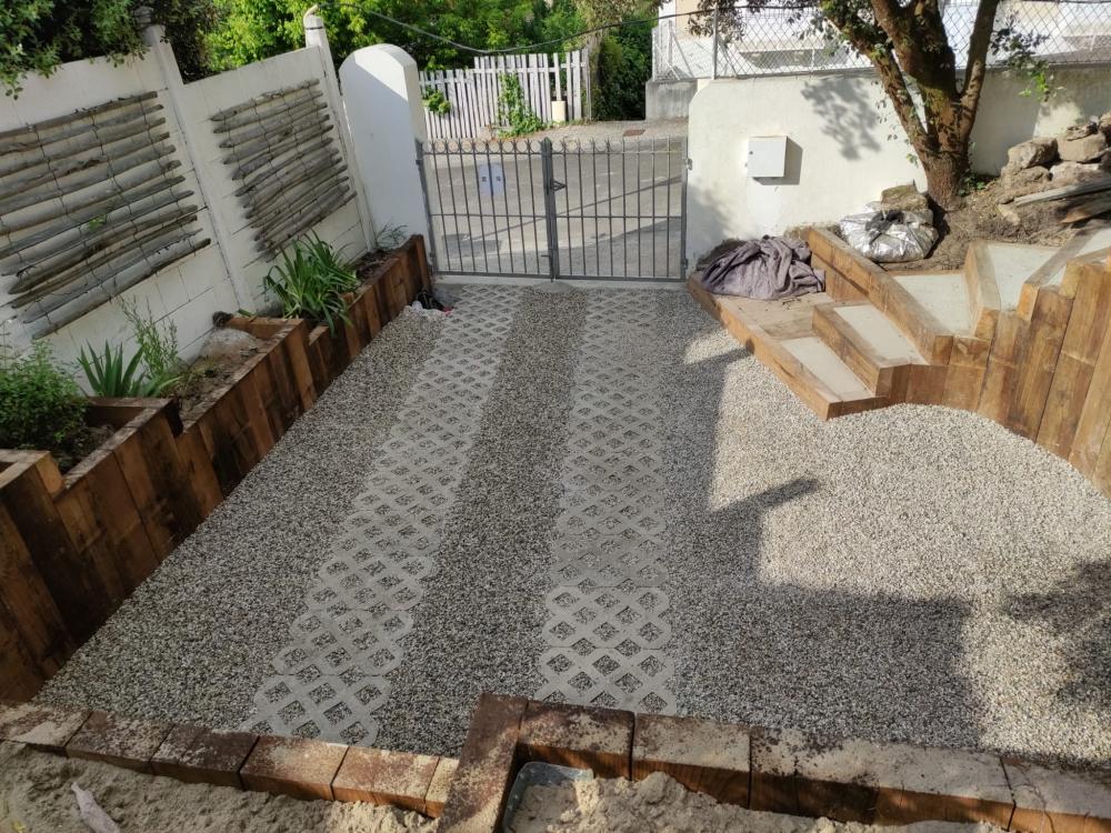 Jardinières et escaliers en traverses paysagères à Soulac